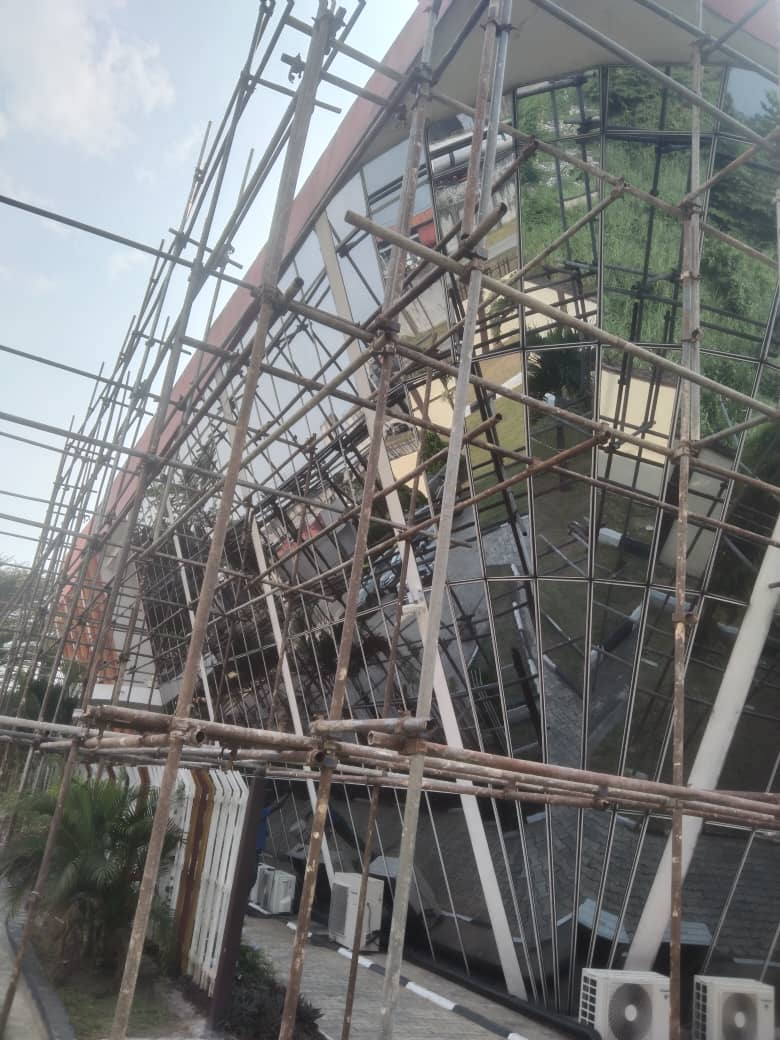 Facade scaffold on a glazed office building