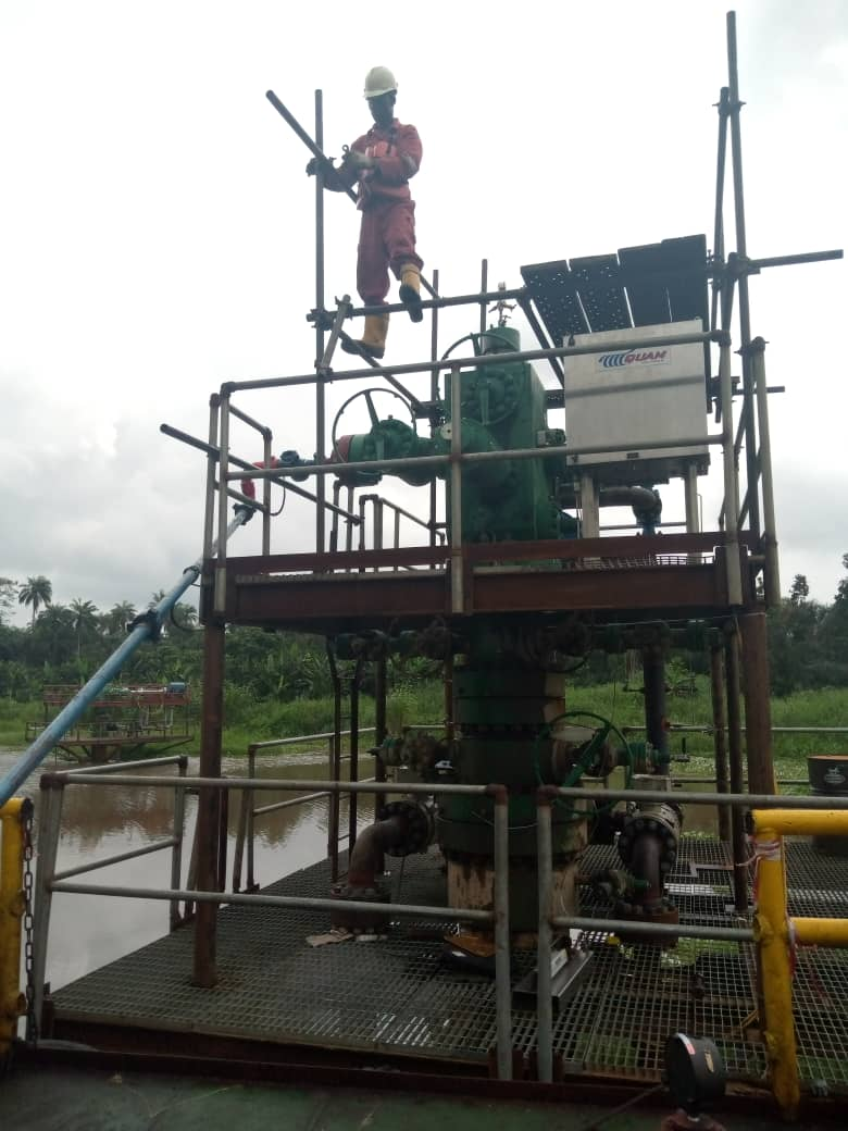 Scaffold build around a swamp wellhead christmas tree