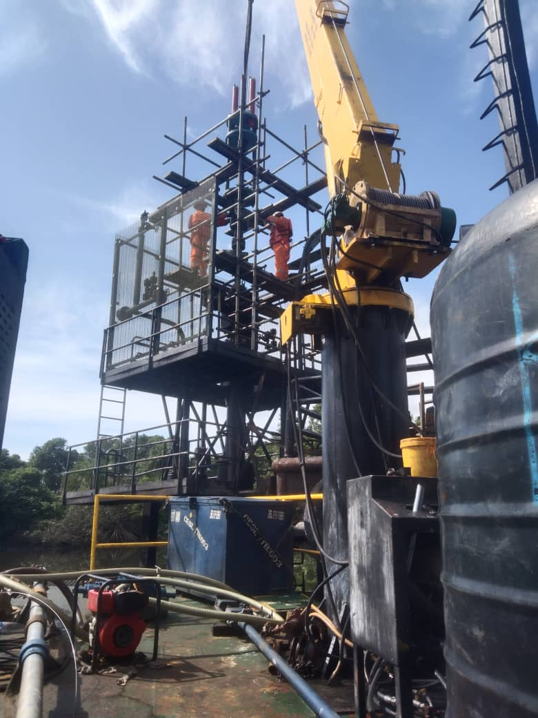 Barge-mounted scaffold works alongside deck crane