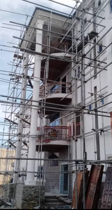 Multi-storey scaffold on a residential structure