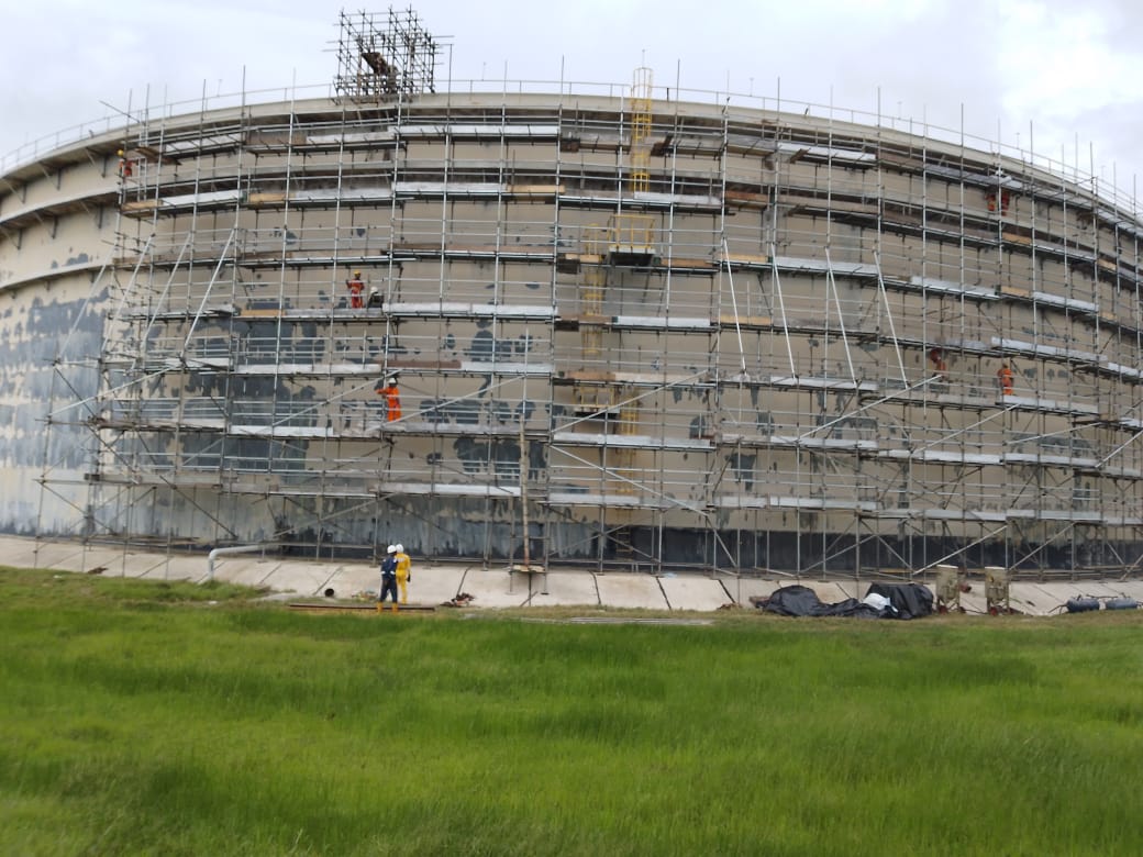Full-height access scaffold on a storage tank