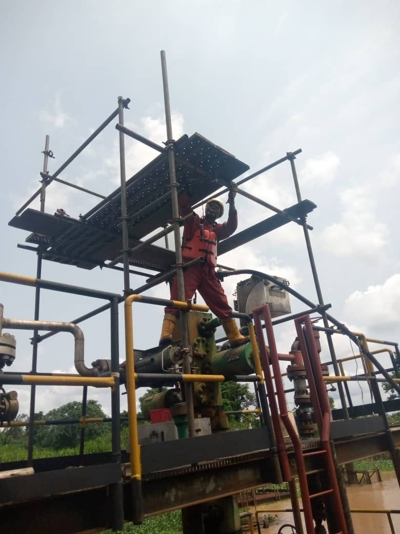 Wellhead scaffold platform being decked out