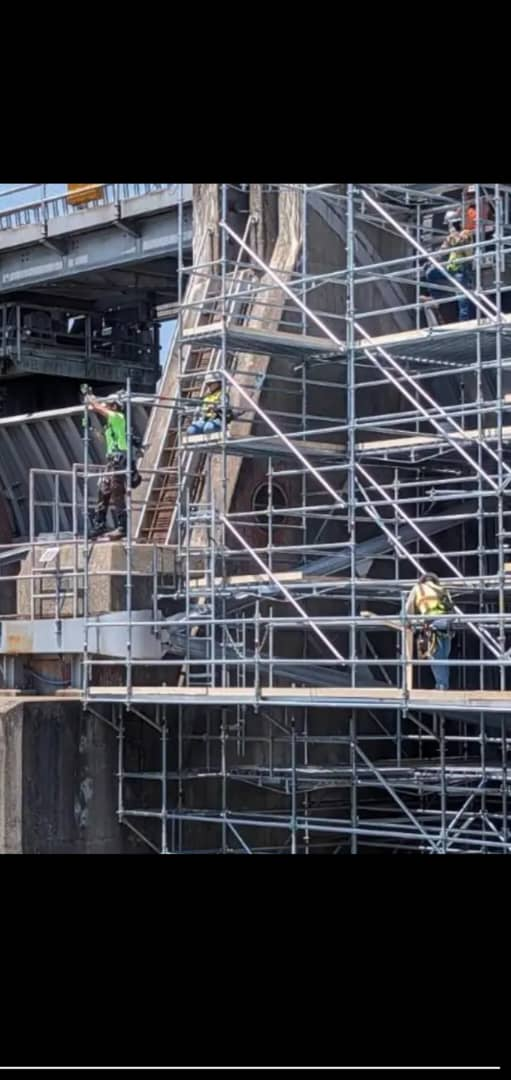 System scaffold on bridge pier maintenance