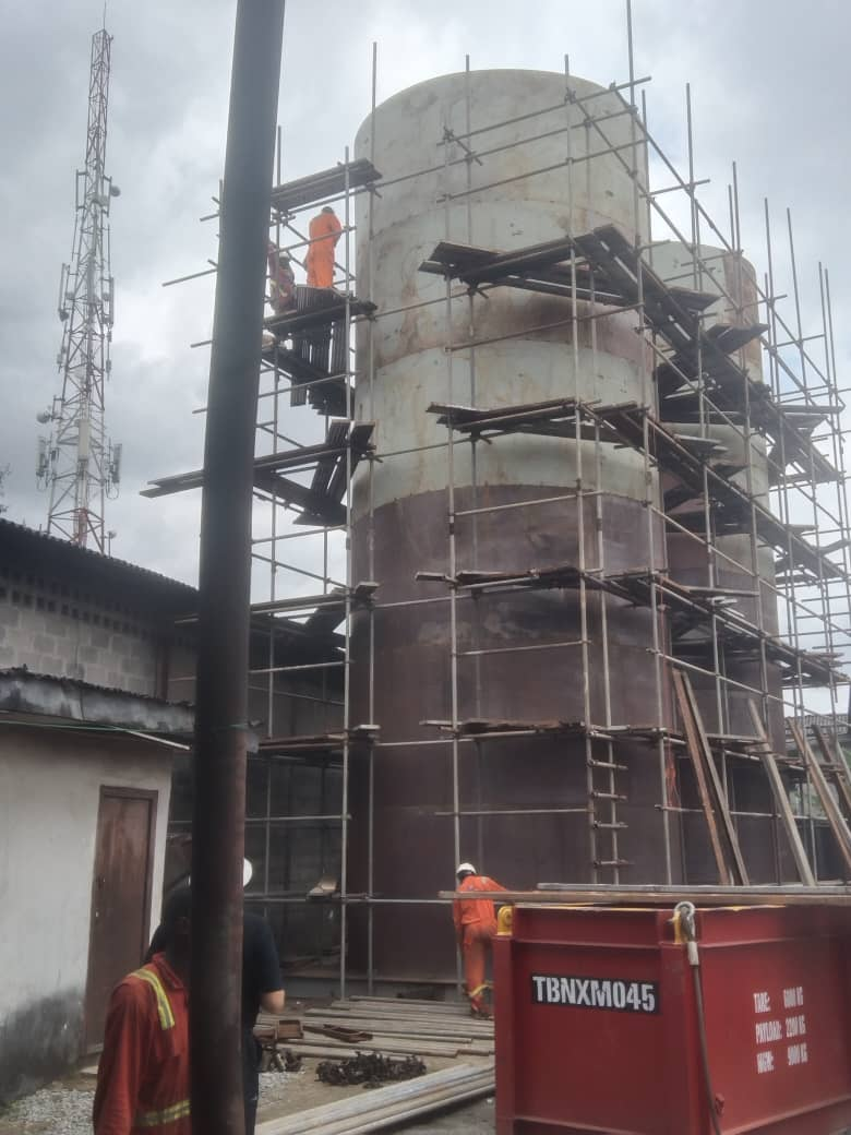 Full-height scaffold around a process storage vessel