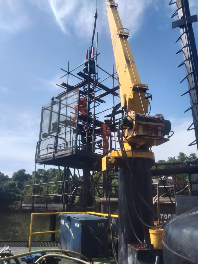 Wellhead platform scaffold with crane support