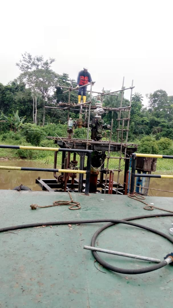 Access scaffold over a swamp location wellhead